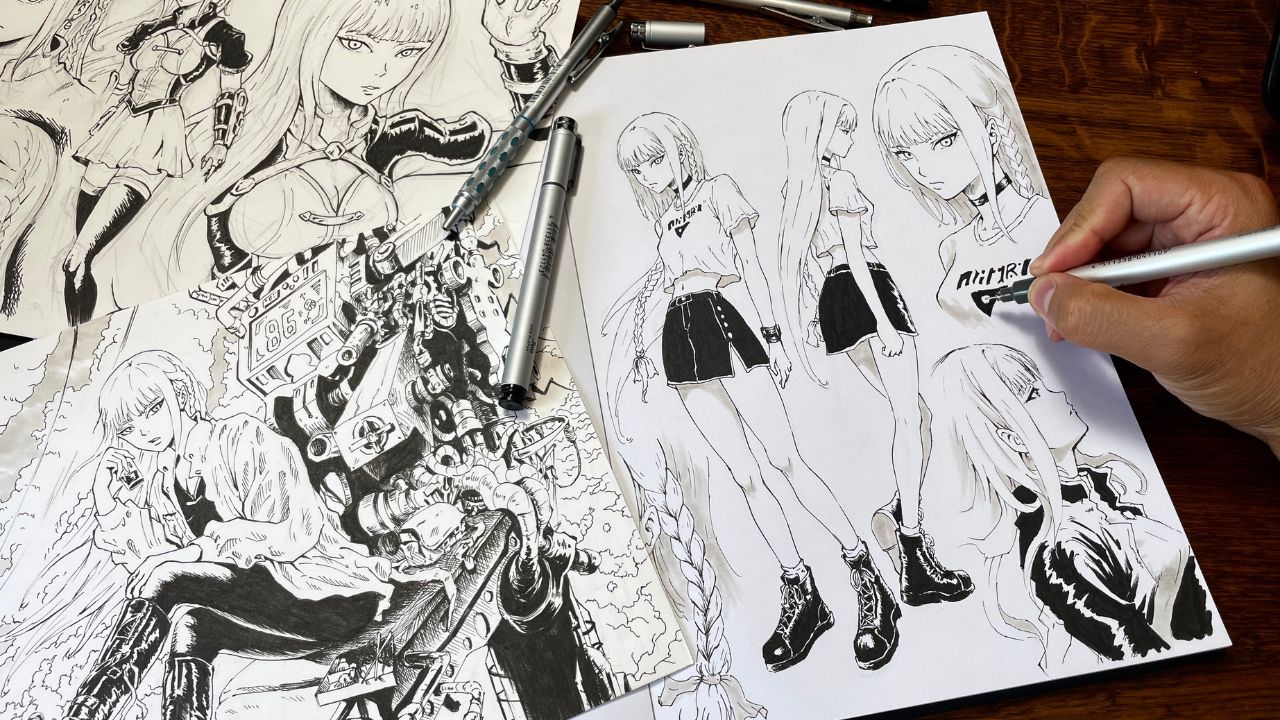 Feuilles de character design et main tenant un feutre