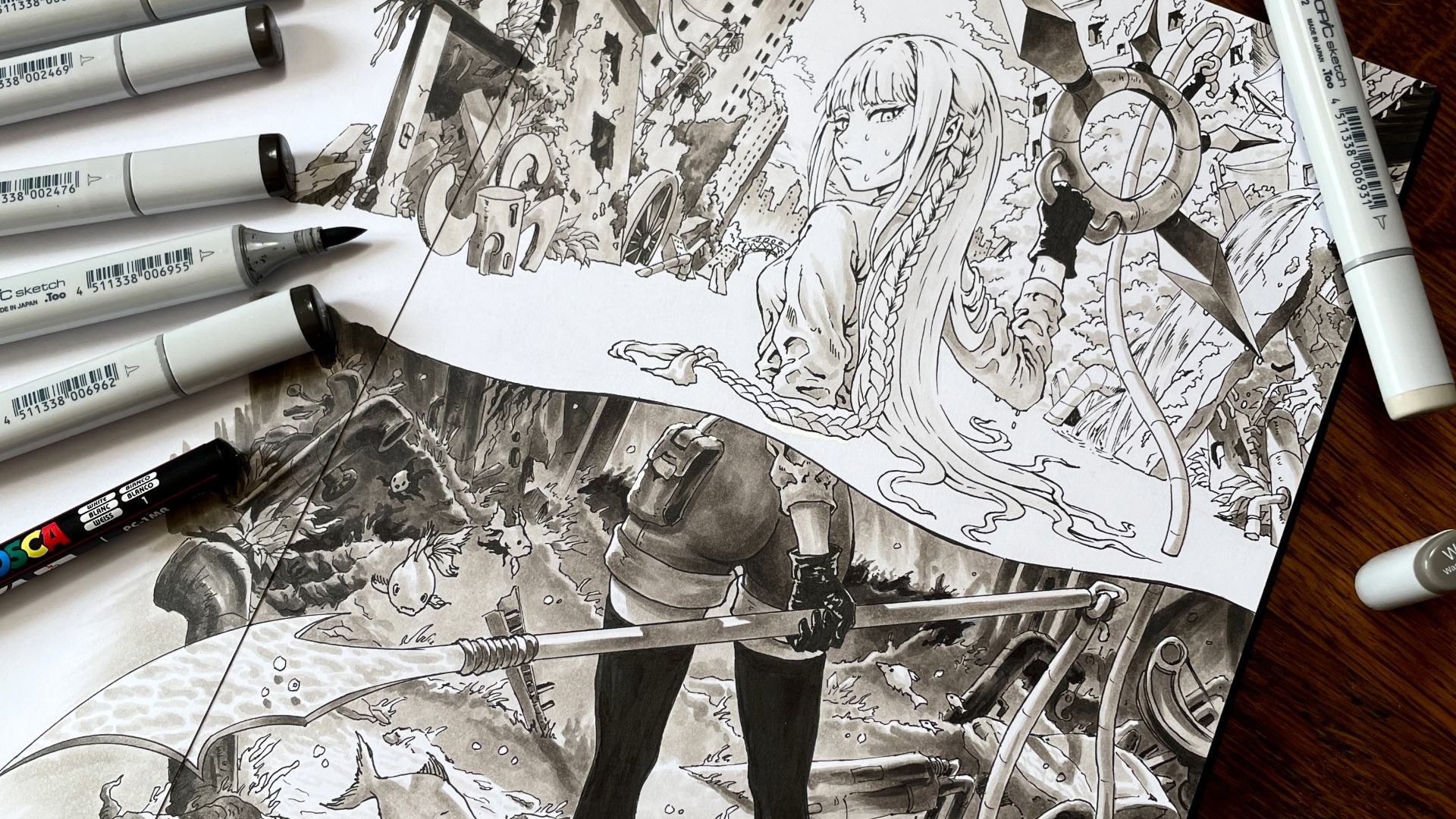 Des feutres à alcool alignés autour d'une grande planche de manga très détaillée, encrée à la main sur un bureau en bois.