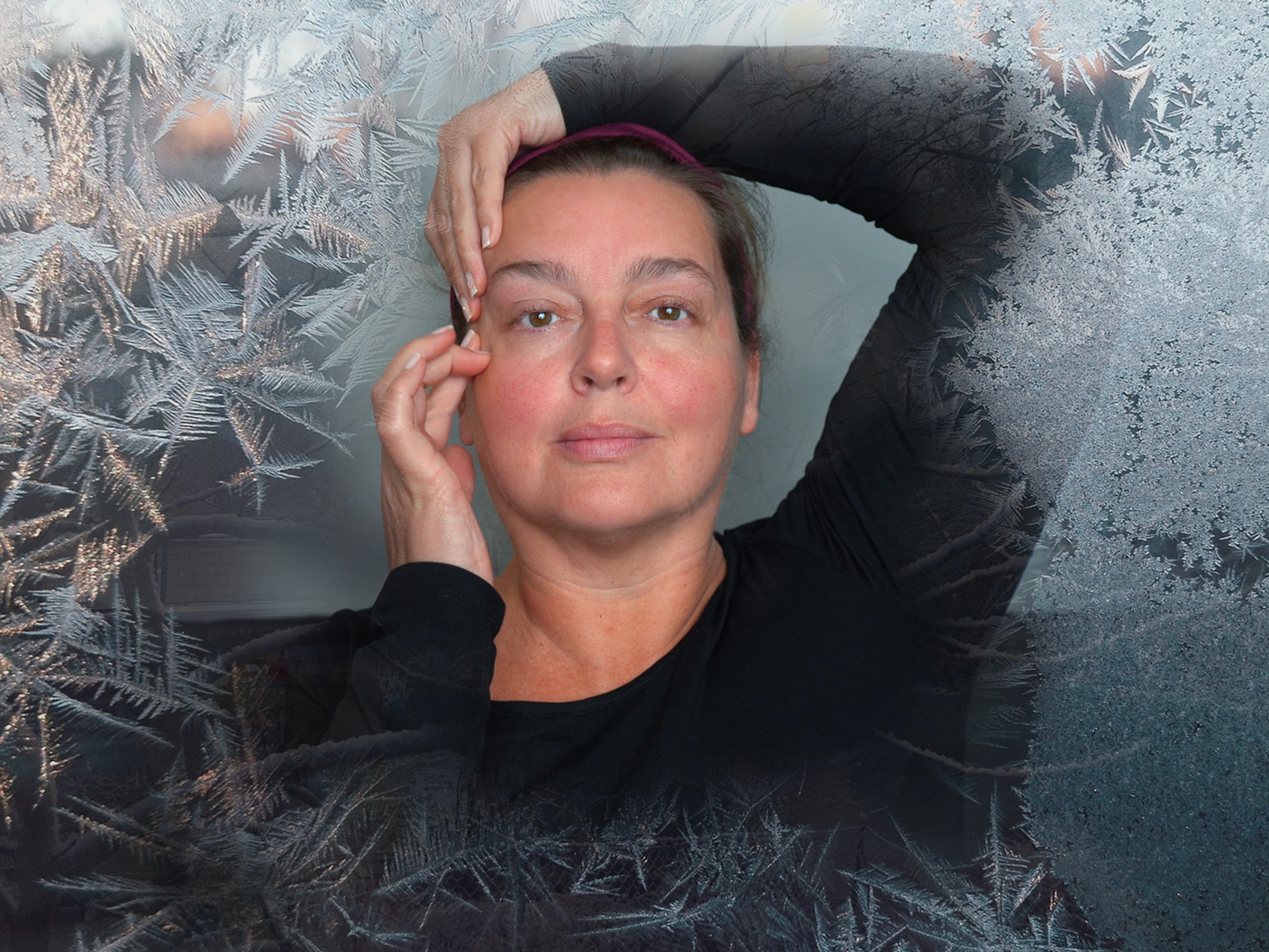 Mel macht Face Yoga im winterlichen Wohnzimmer mit Lichterketten und Tannenbaum