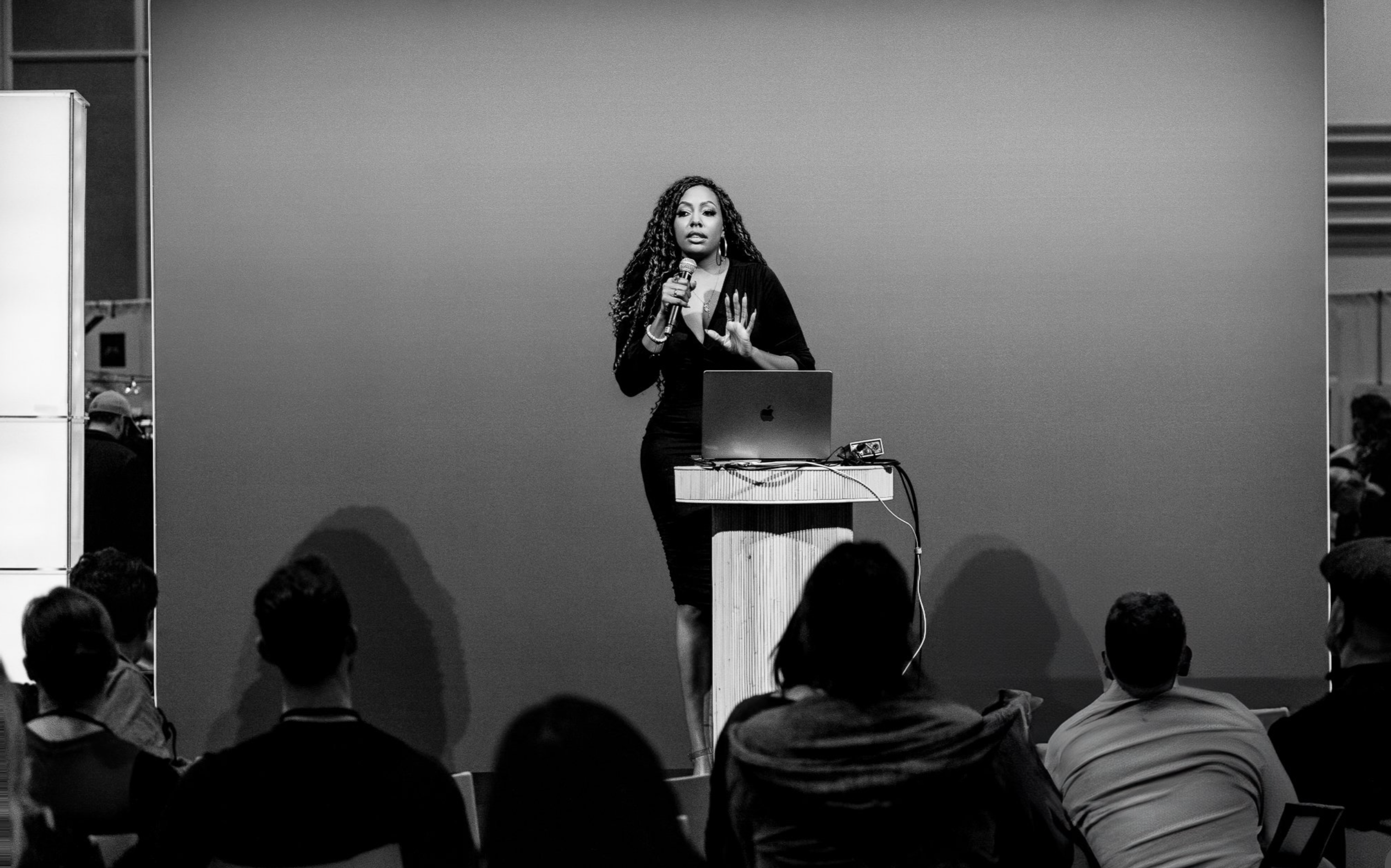 Michelle Harris teaching on stage at WPPI
