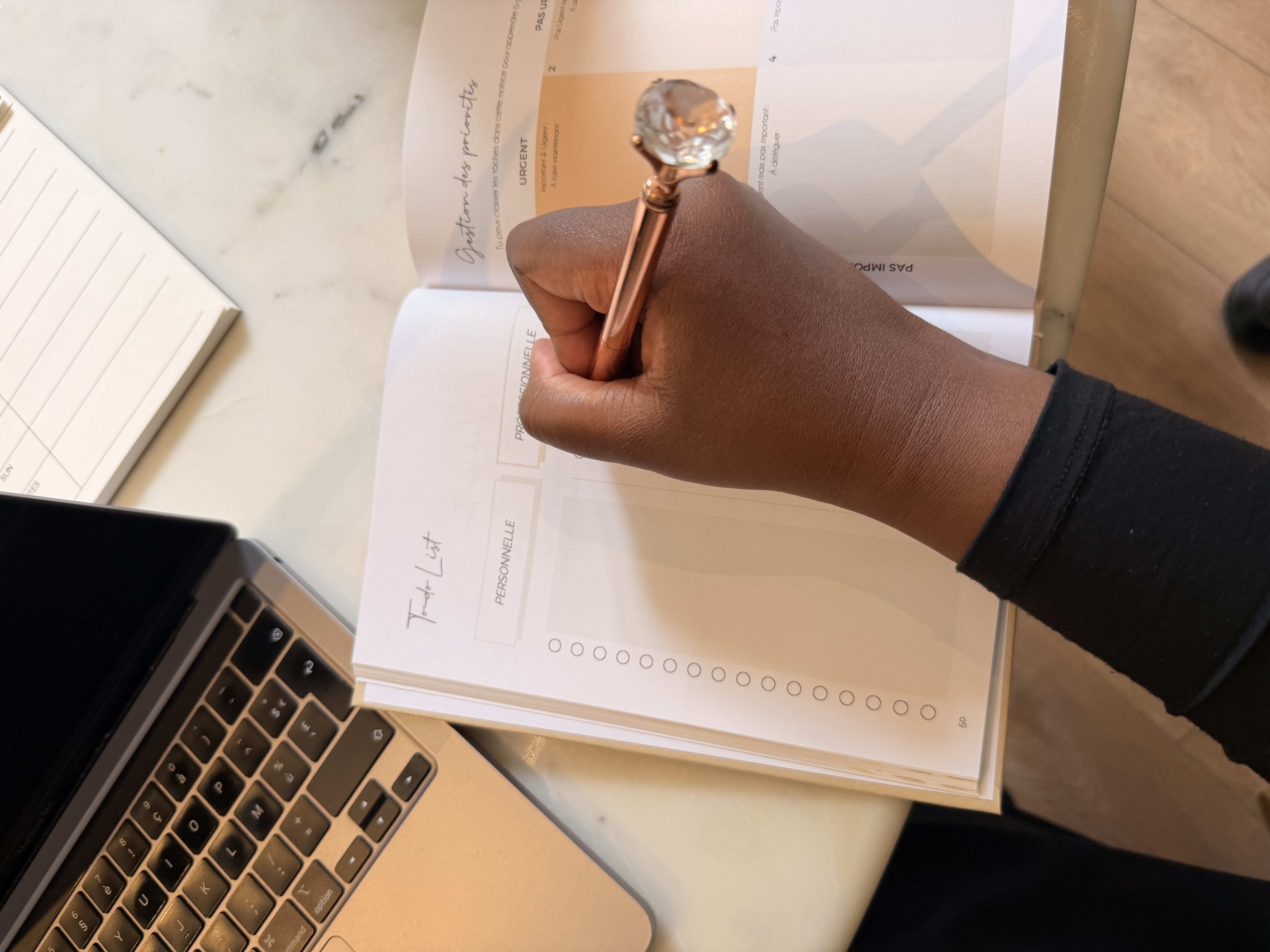 Main qui écrit dans un planner