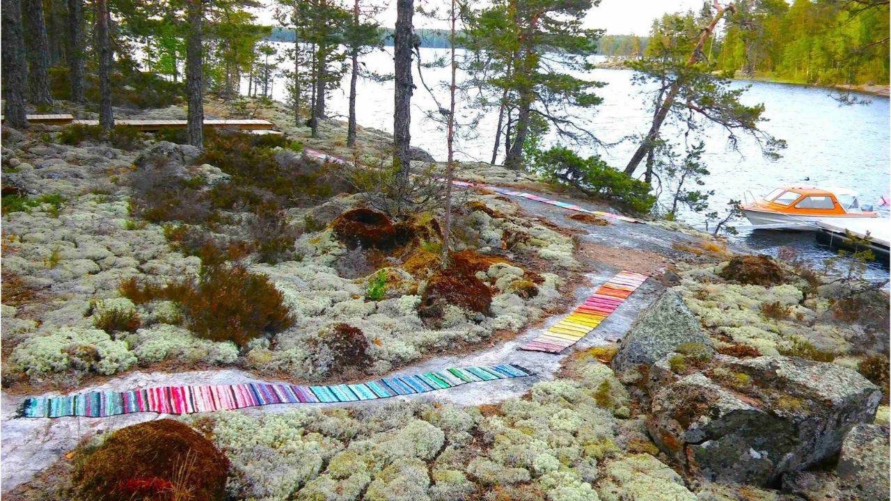 Polkumatto kallioisella mökkipolulla Saimaan saaressa