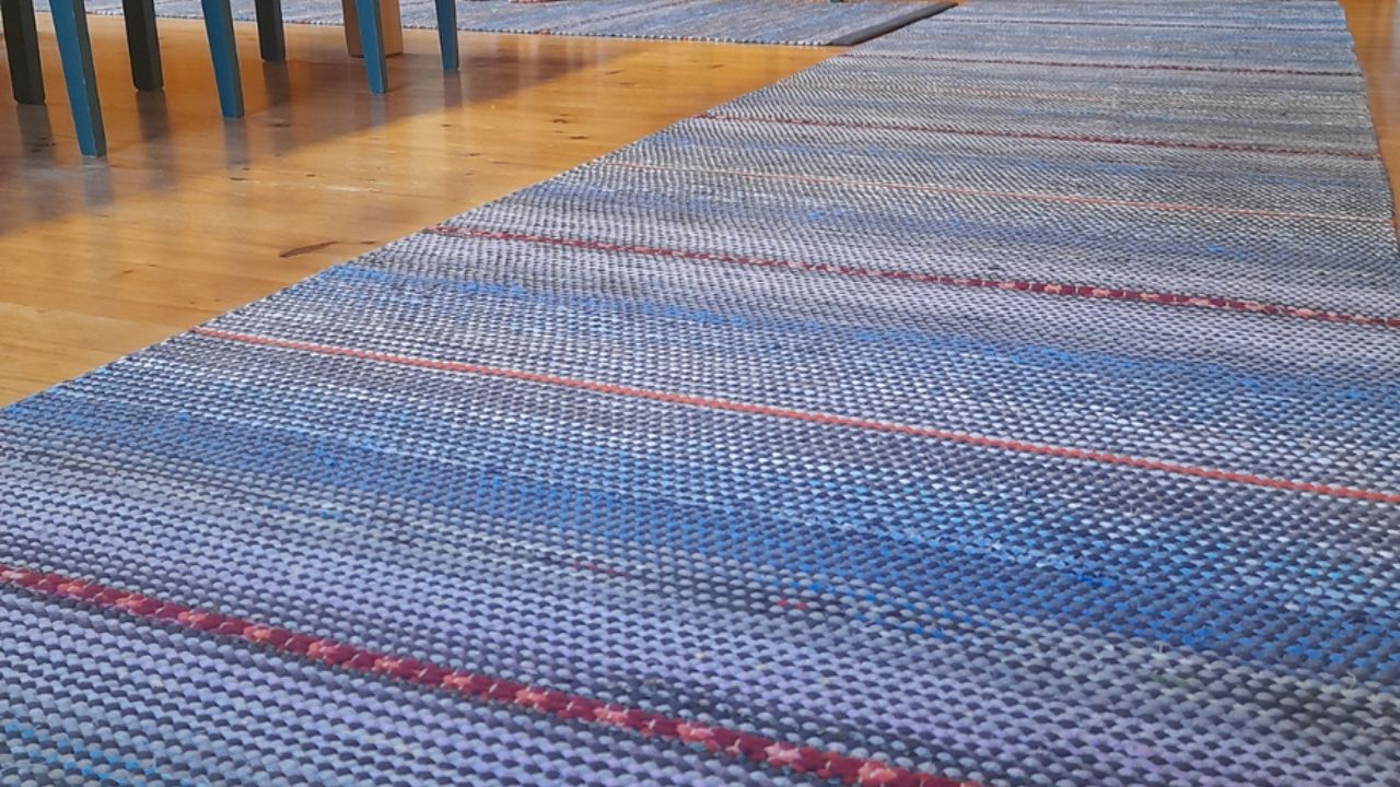Sinisävyiset räsymatot lattialla