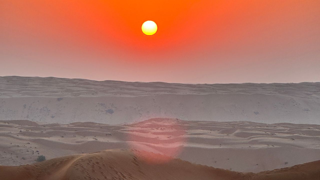 Ondergaande zon boven de woestijn in Oman