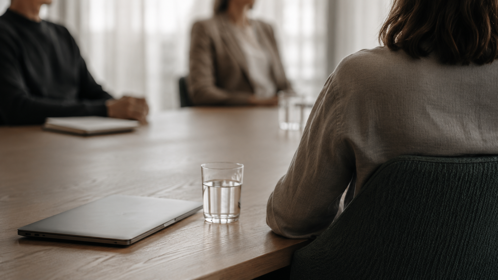 Stillsamt ledningsgruppsm&ouml;te sett fr&aring;n sidan, fokus p&aring; reflektion