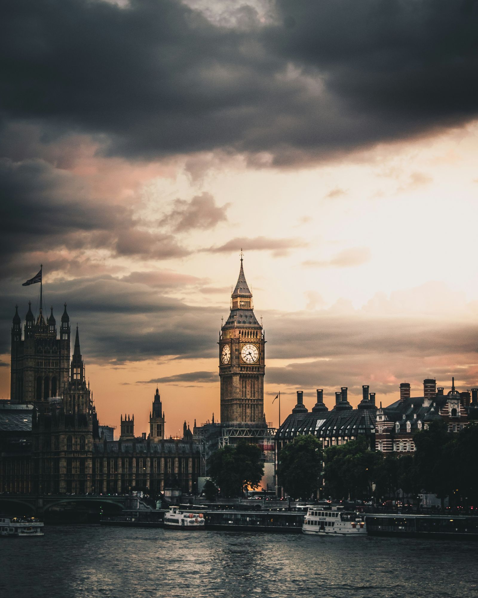 Big Ben and the Houses of Parliament at dusk, London