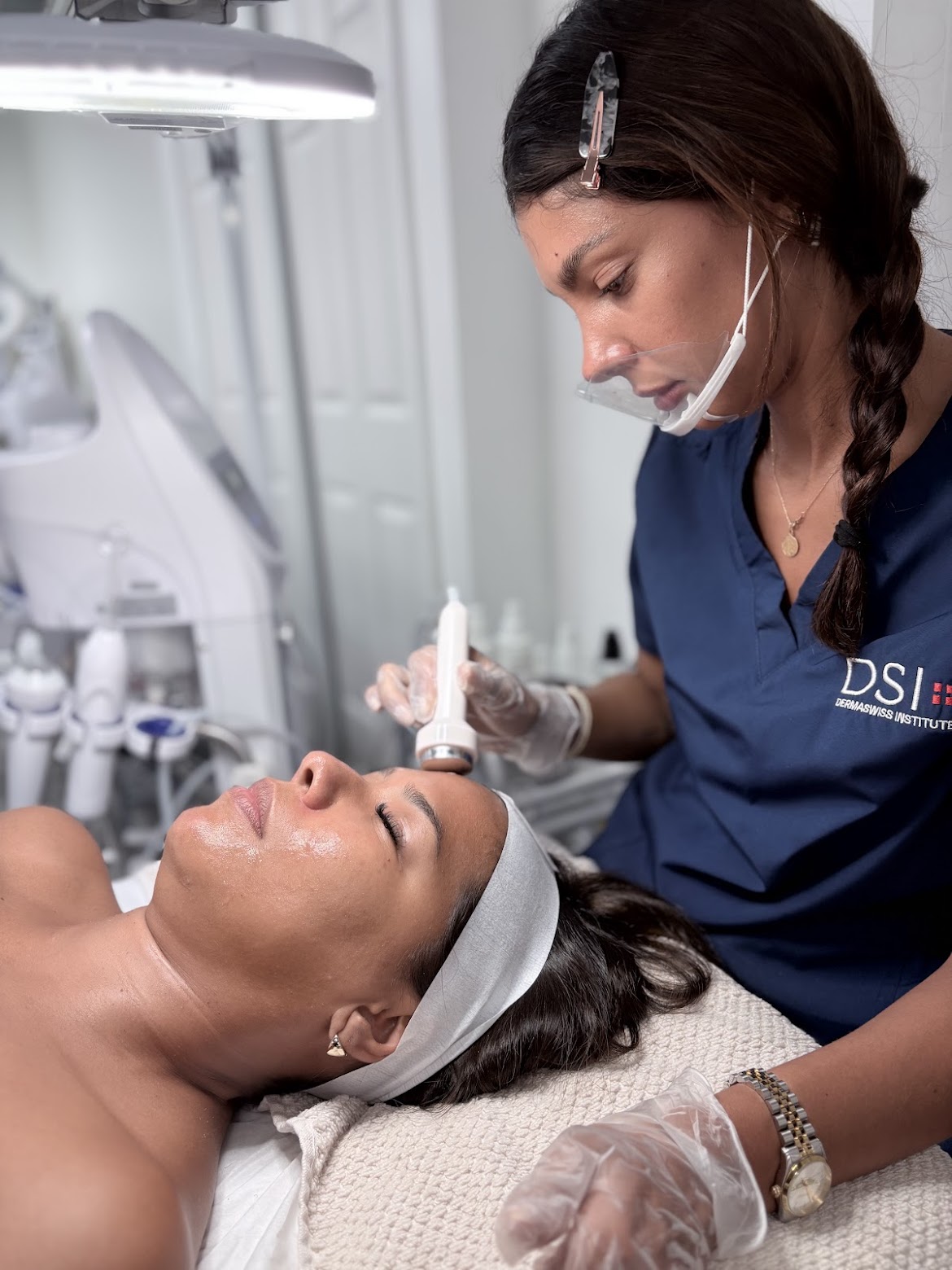 Estudiante en práctica de tratamiento facial en las instalaciones de DermaSwiss Institute, Miami