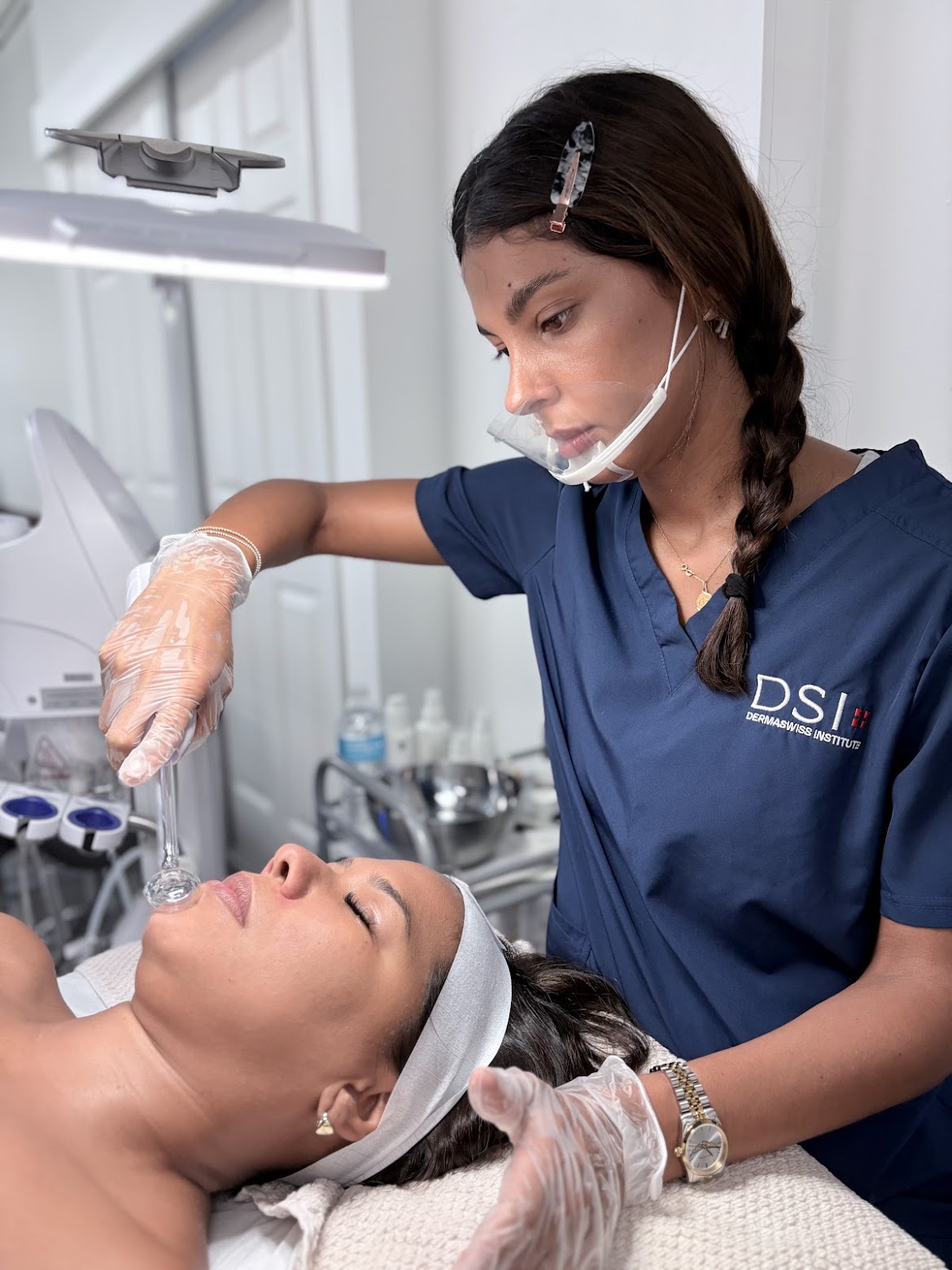 Estudiante en práctica de tratamiento facial en las instalaciones de DermaSwiss Institute, Miami