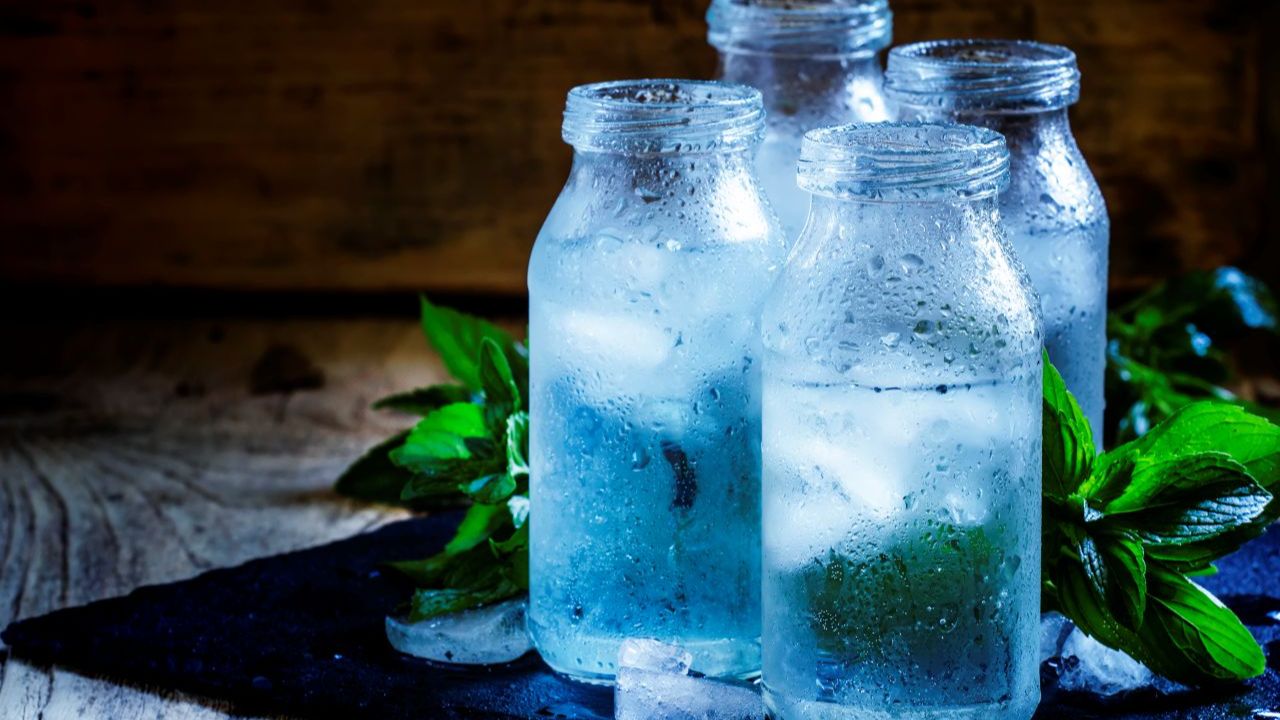 Close-up of a glass of water with natural light, accompanying an article on the science of hydration and thirst regulation