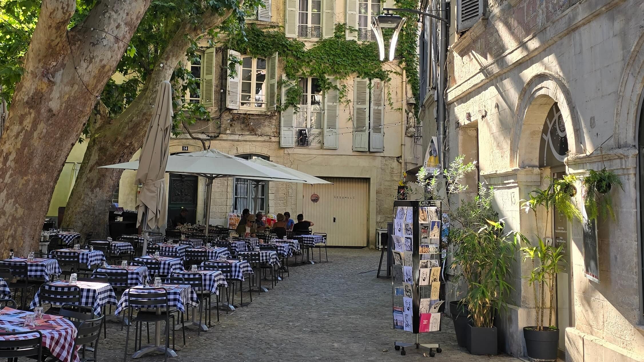 Avignoni utcarészlet kávézóval - itt is jártunk a provence-i nyelvi táborban