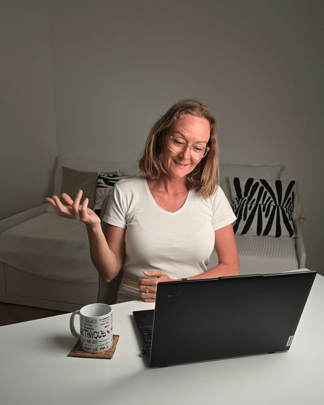 Anikó online franciaórát tart a Tanulói Térben