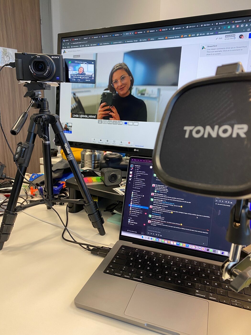 Camera, light and laptop for the online streams