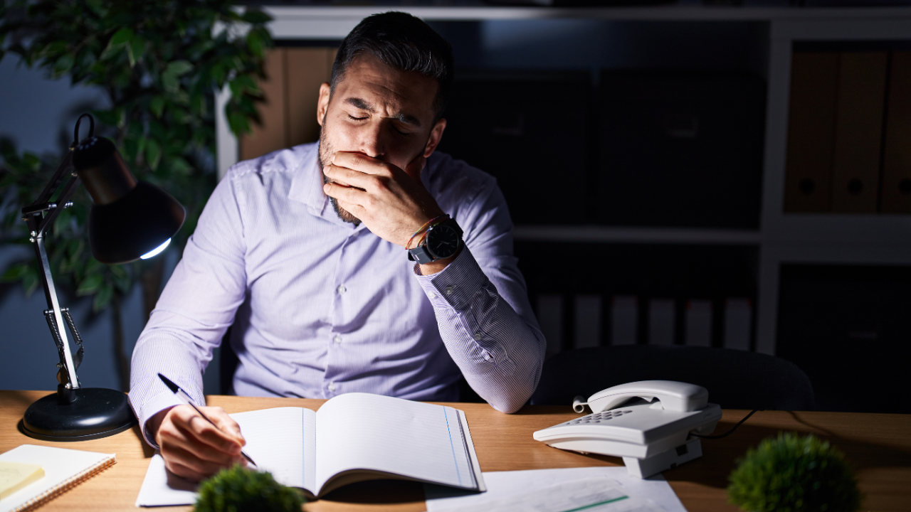 A leader losing sleep ("sweat the pause") while running on low-resolution, stressful inner headlines