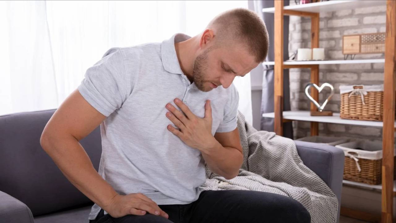 Mężczyzna odczuwający ból w klatce piersiowej i kręgosłupie piersiowym