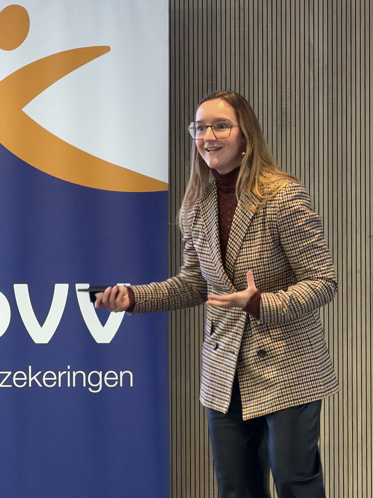 Emma Declerck in gesprek met een managementteam