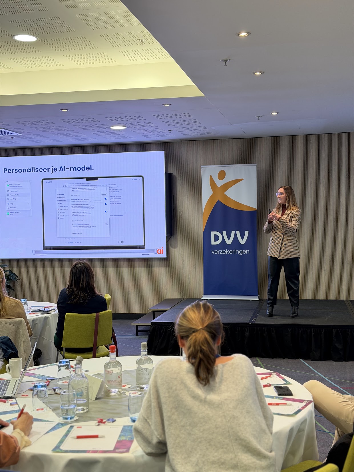 Emma Declerck presenteert AI-mogelijkheden aan een groep