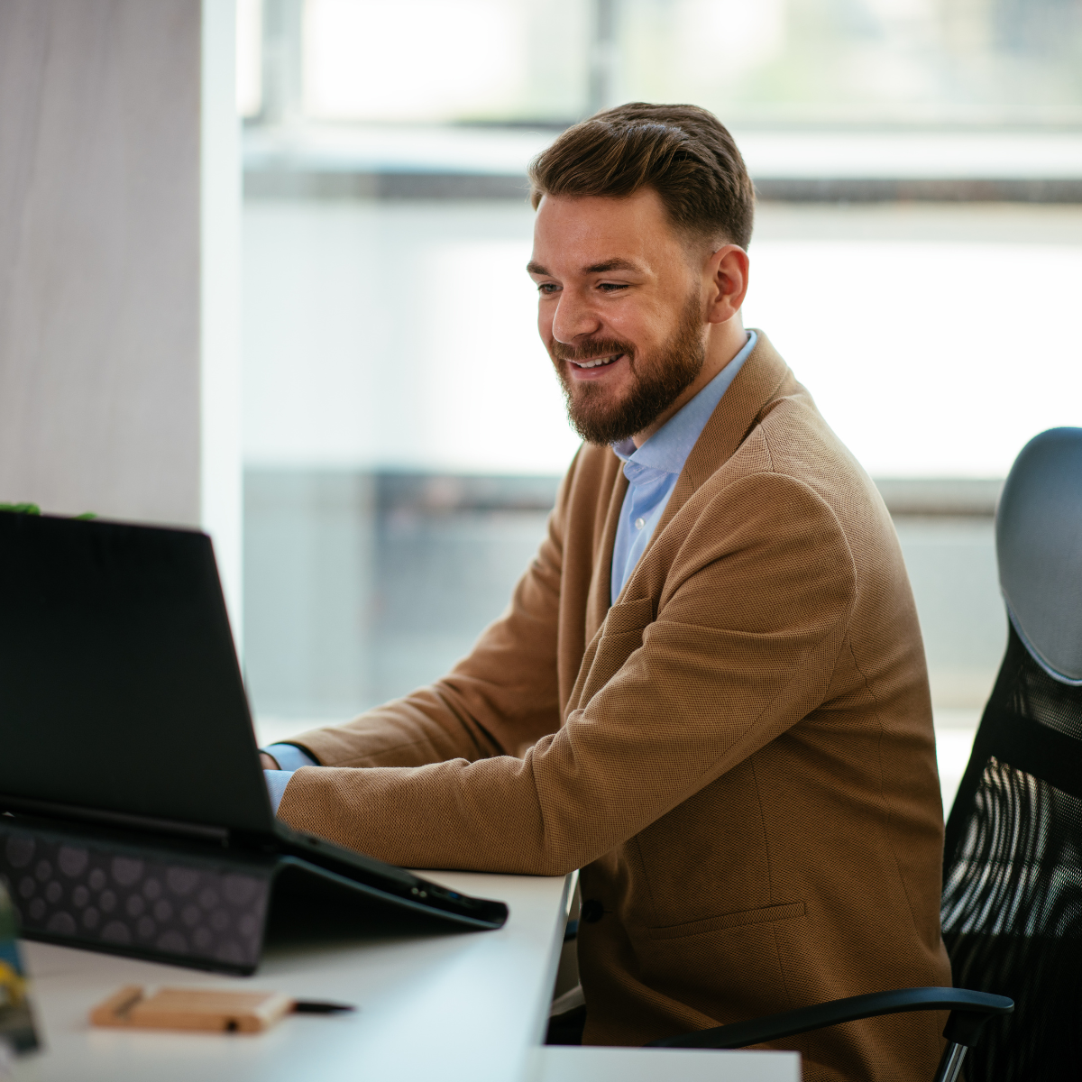 Professional woman working on sustainability reporting on her laptop in an office