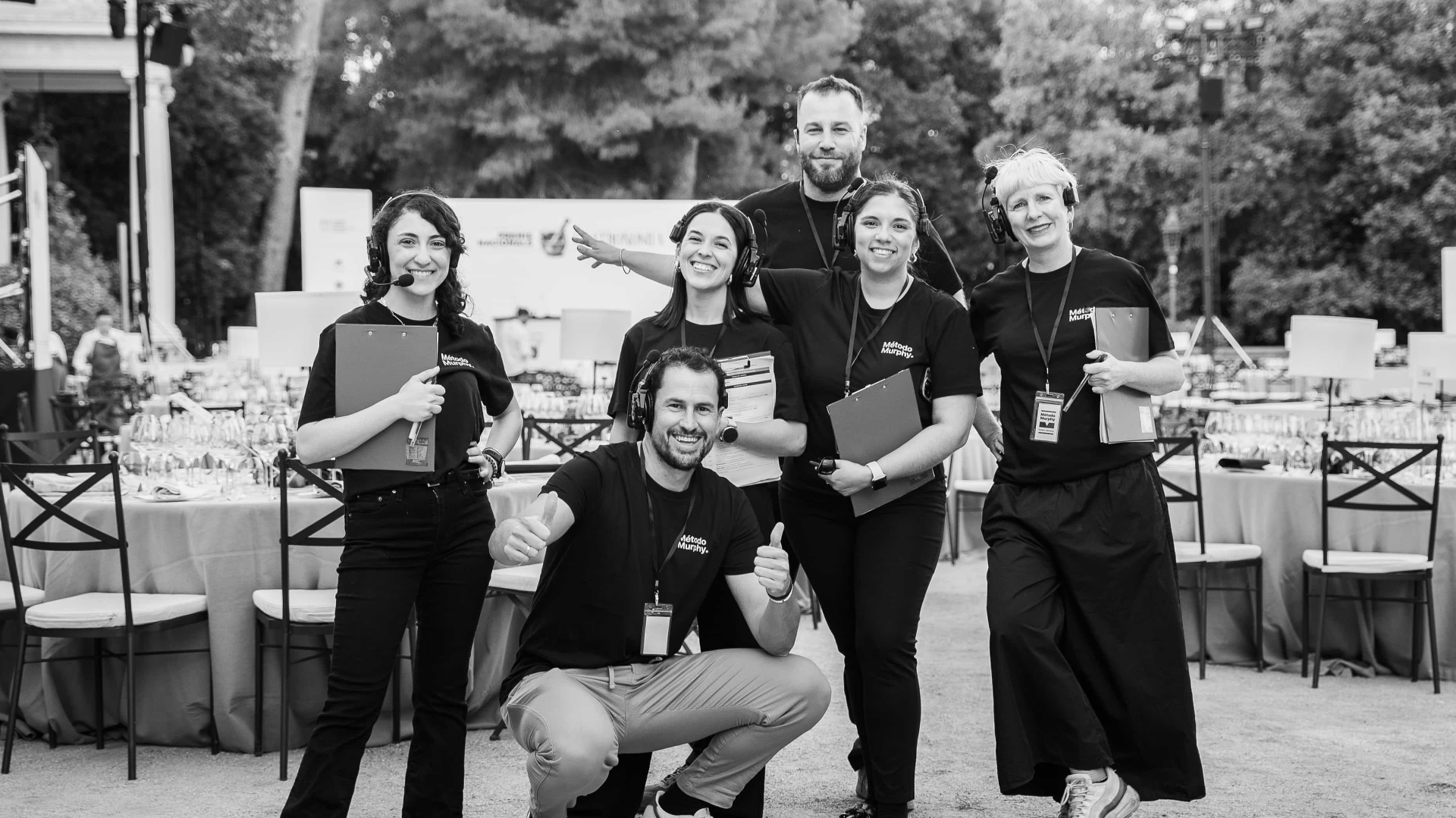 Equipo de producción de Método Murphy con pinganillos durante el montaje de una cena de gala al aire libre