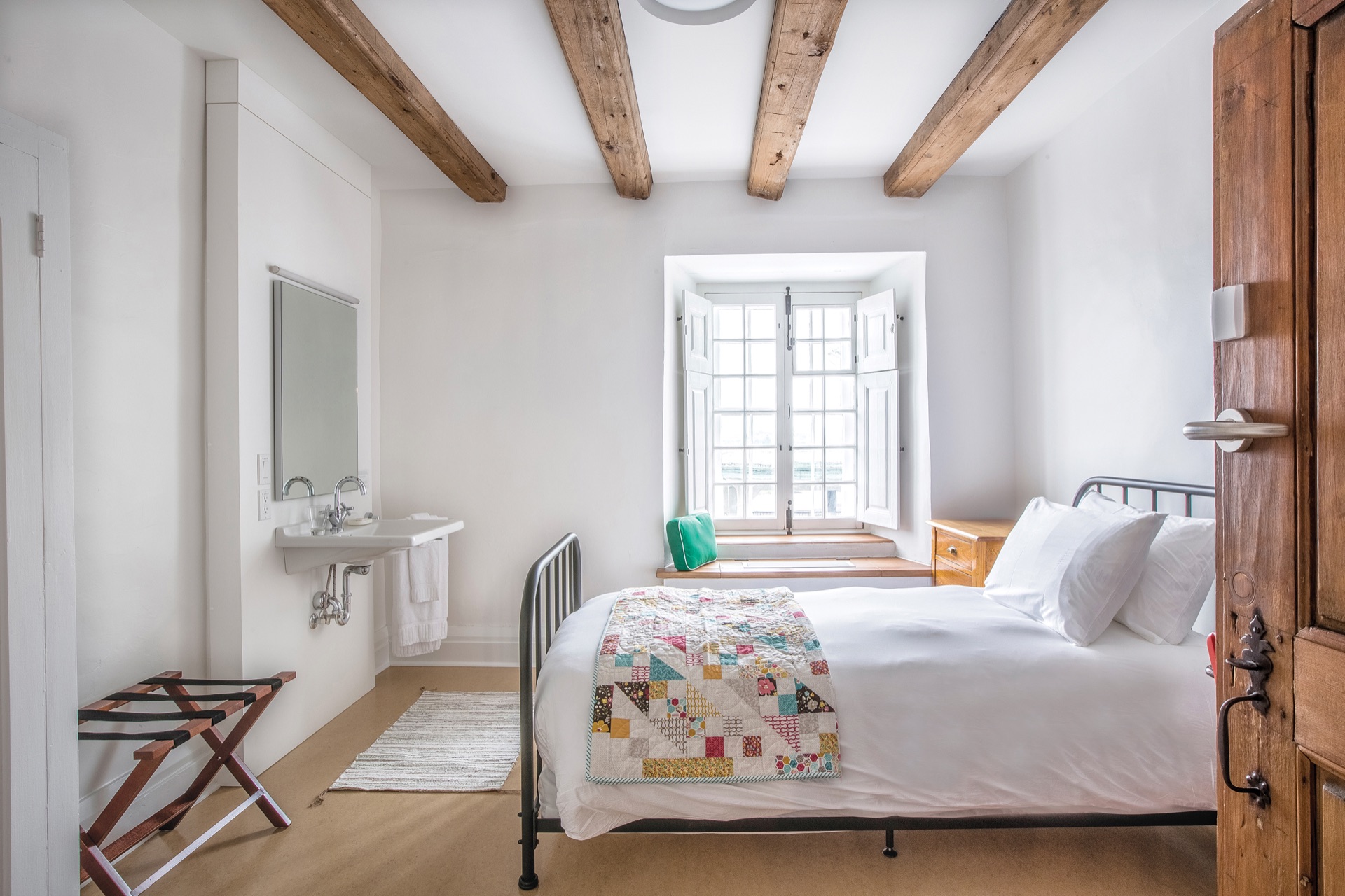 Chambre authentique — exemple avec un lit.