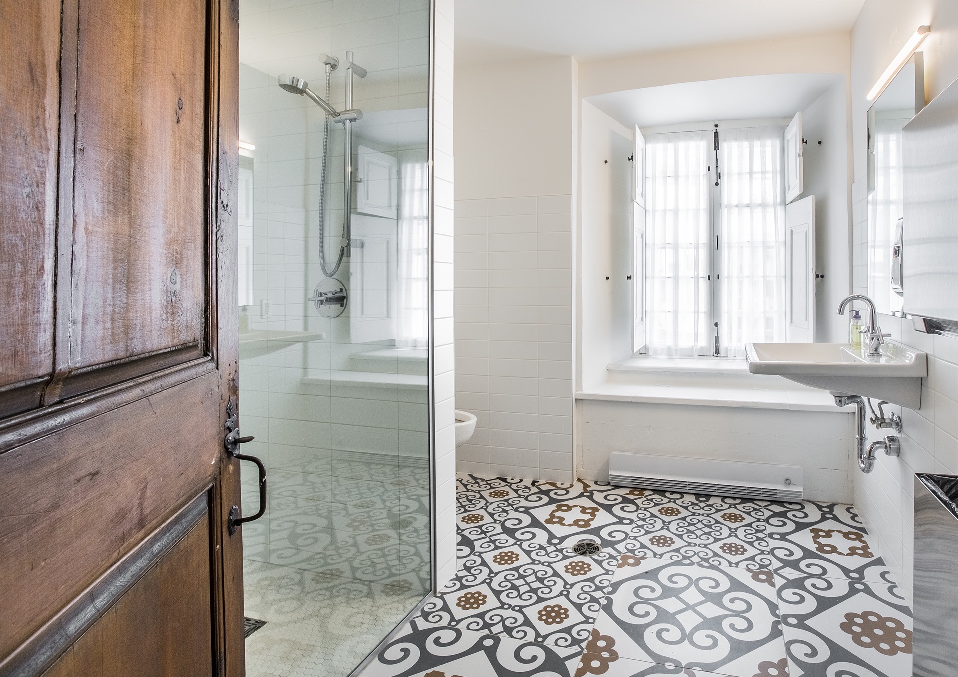 Salle de bain individuelle sur l’étage, à quelques pas des chambres. Partagée entre les personnes hébergées, à utilisation privée.