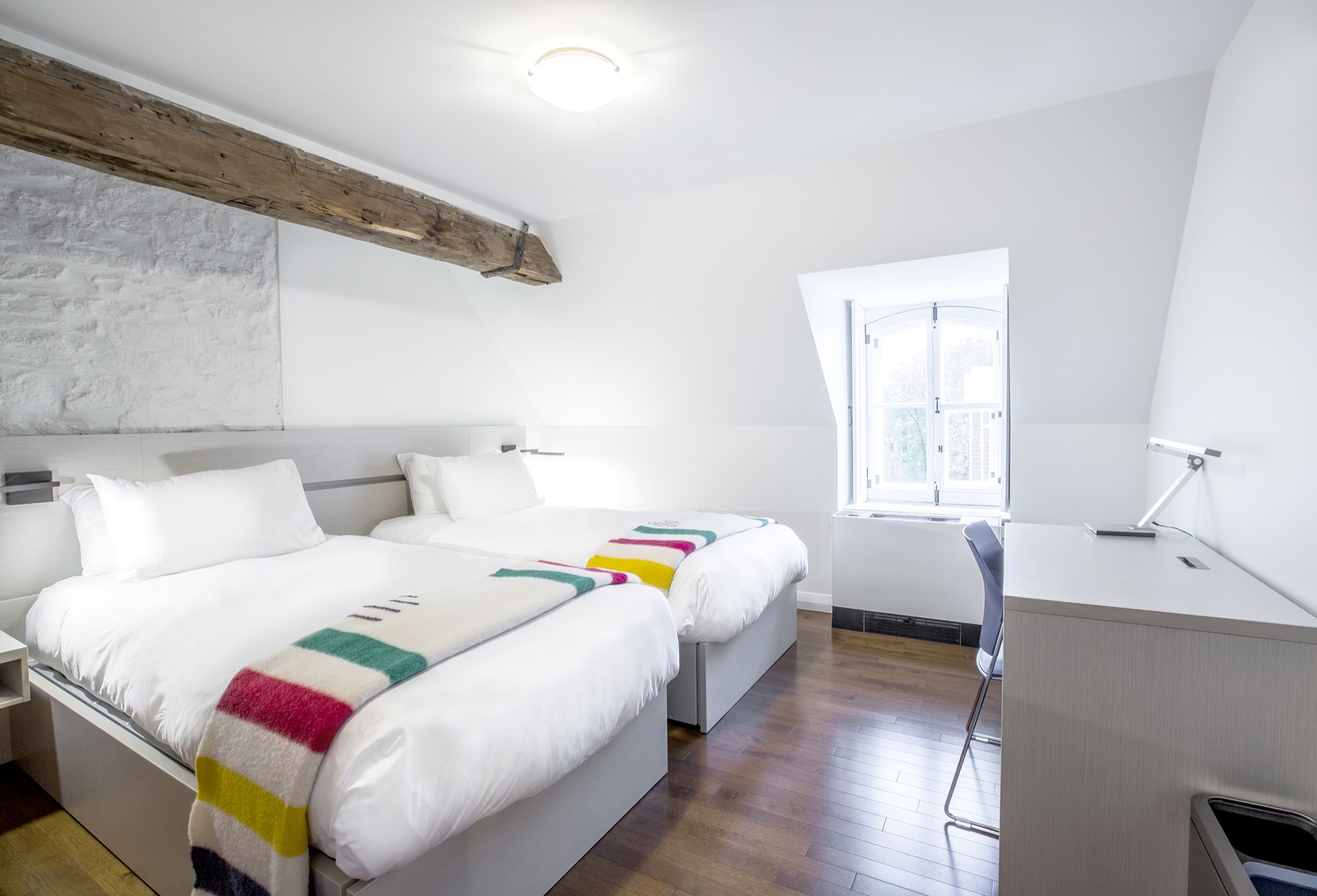 Chambre contemporaine avec deux lits.