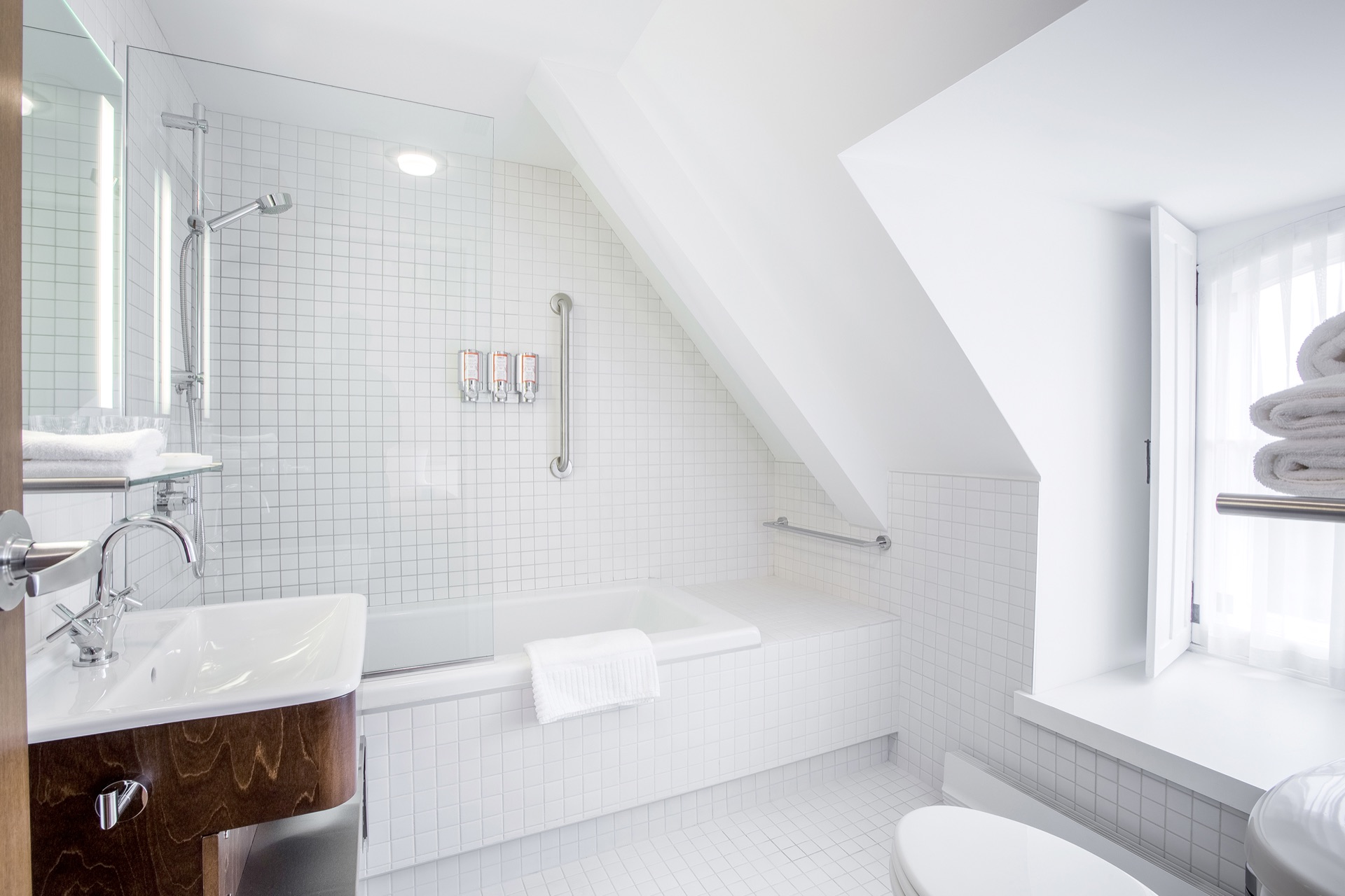 Salle de bain privée dans la chambre contemporaine.