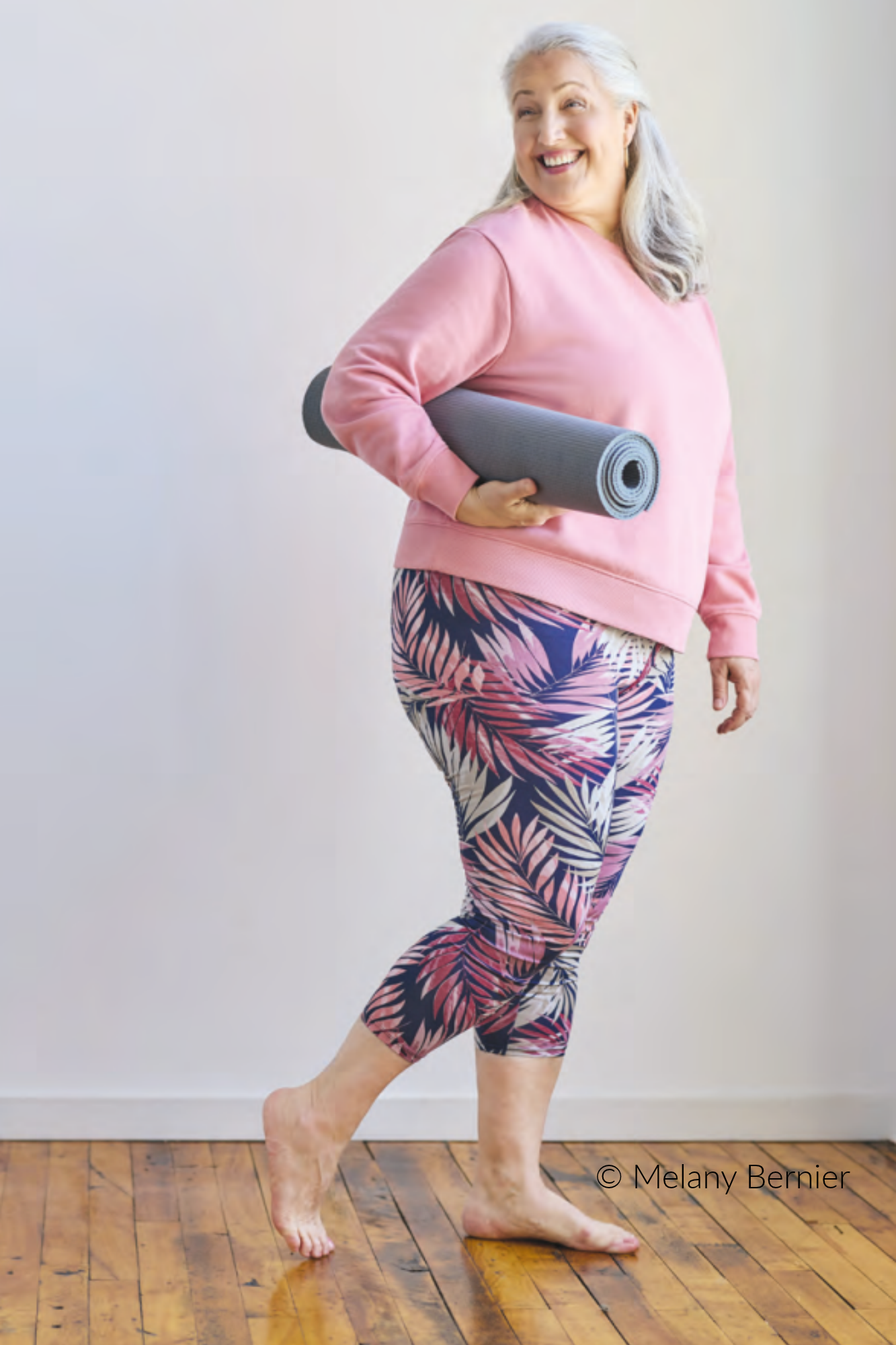 Isabelle Cyr, souriante, avec son tapis sous le bras — © Melany Bernier
