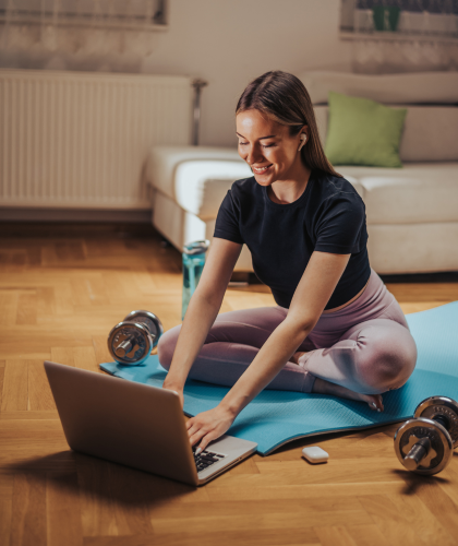Health and wellness coach conducting an online session focused on healthy habits and lifestyle change.