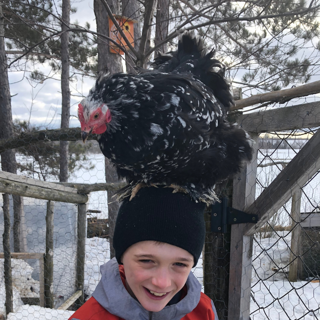 Samuel avec une poule sur la tête