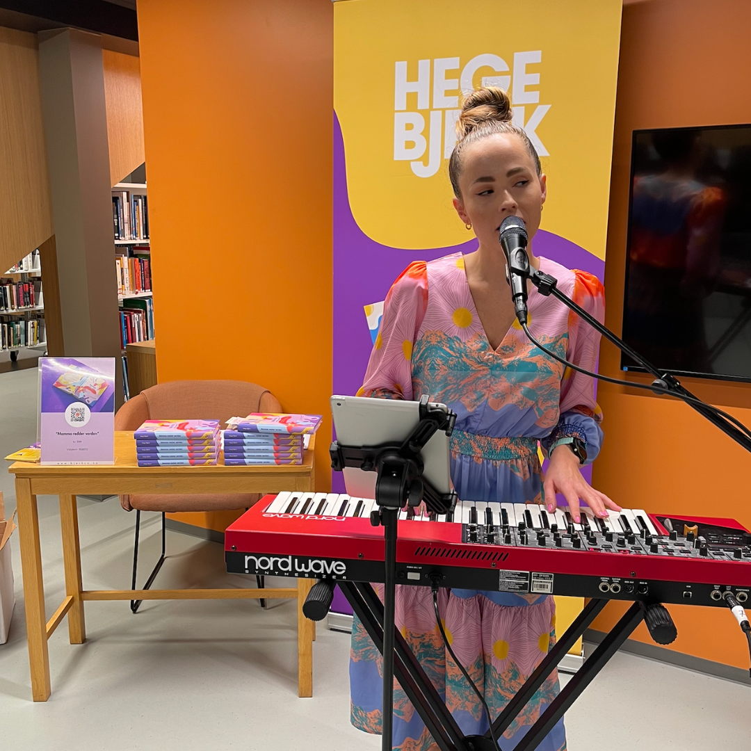 Hege Bjerk spiller og synger