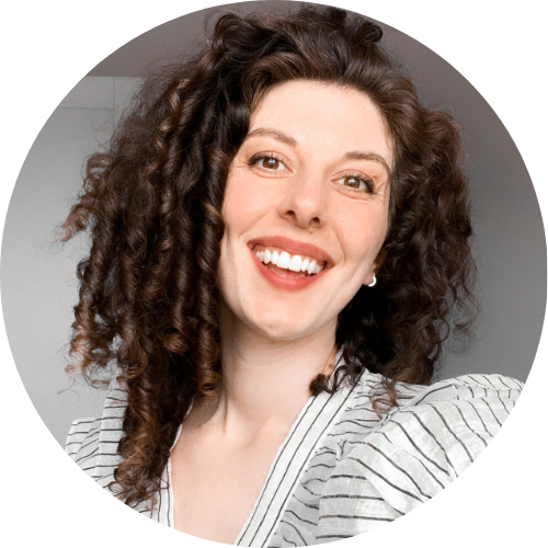 Former international business lawyer turned visual authority specialist. Ariane helps female founders be read as the expert they already are.