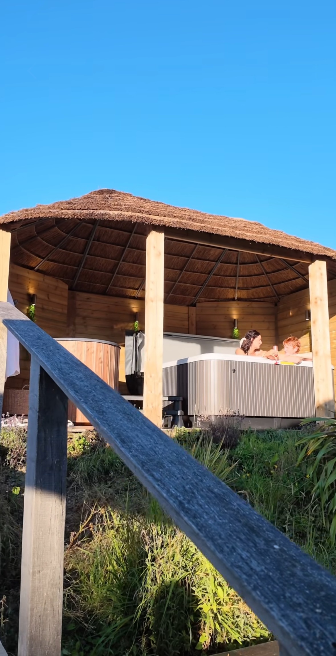The hot tub under the thatched roof