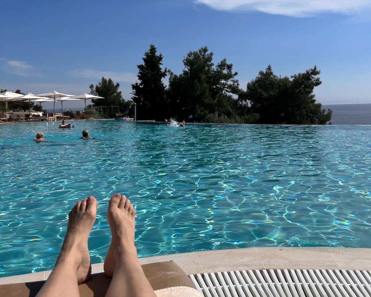 Feet up by an infinity pool, AI for solopreneurs means more time off