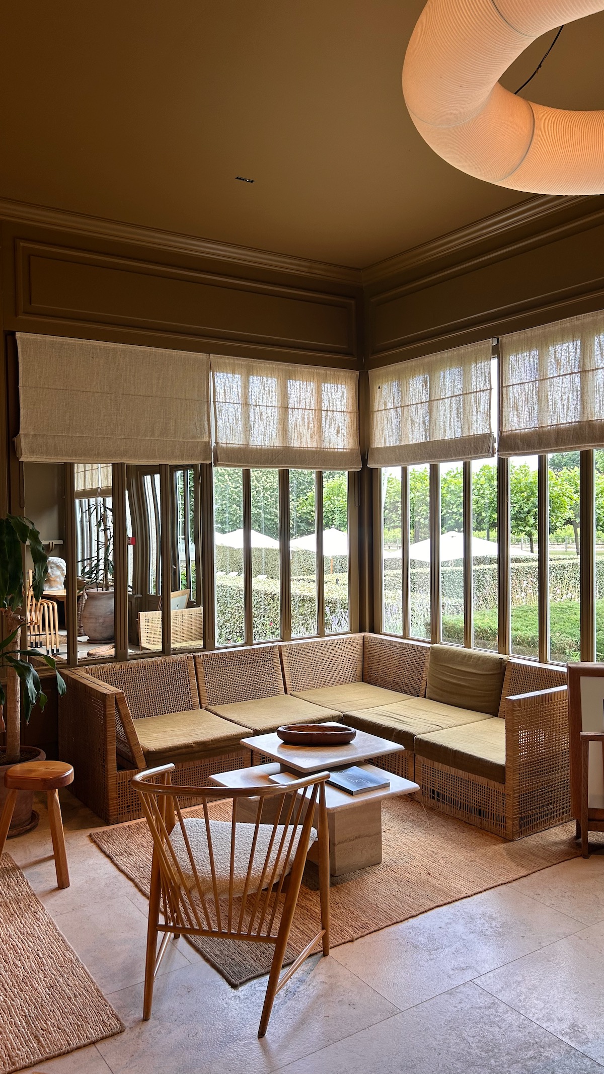 Calm, light-filled interior, wellbeing for women in business
