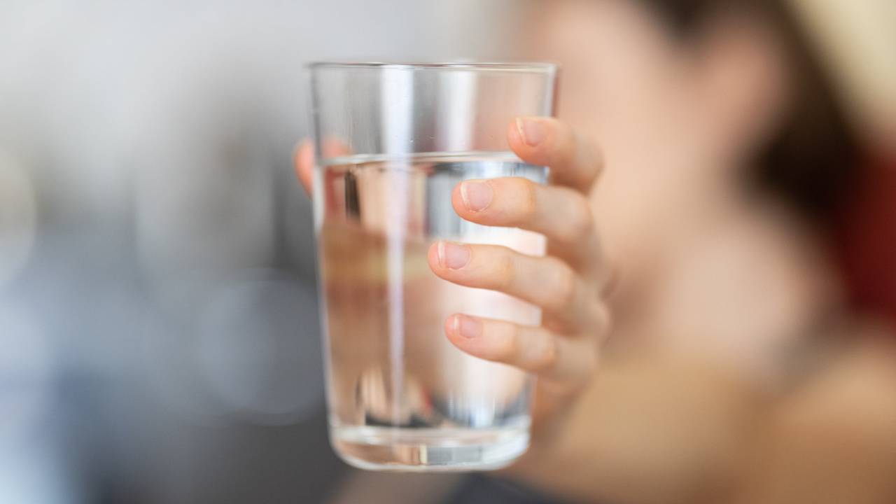Un verre remplie d'eau