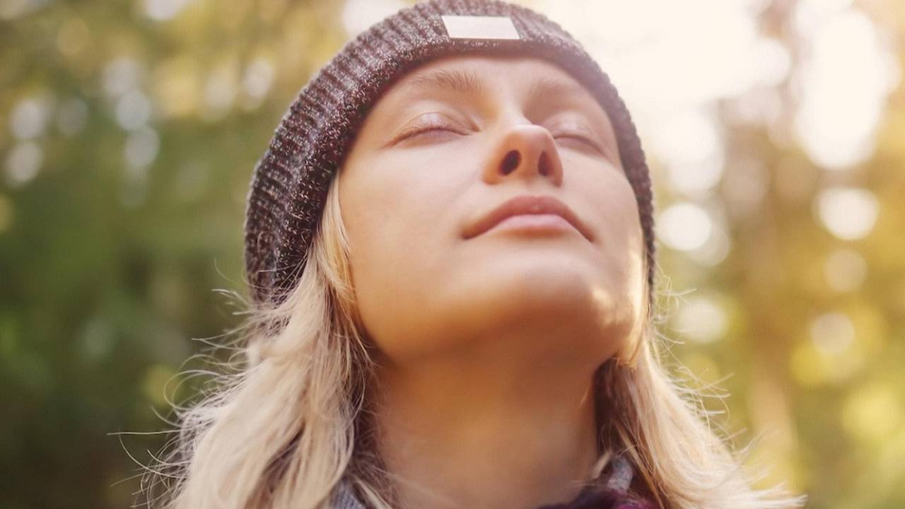 Fille qui est à l'écoute de son corps