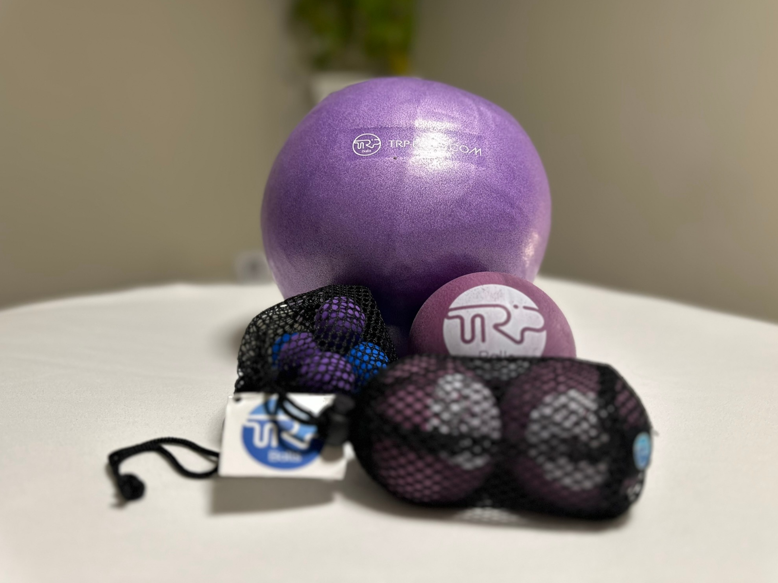 Kit de deux balles de yoga-balles mauves dans leur petit sac en filet