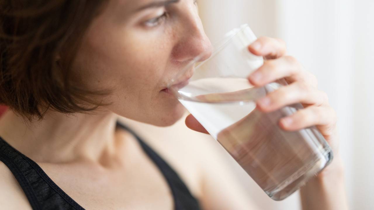 Une personn qui boit de l'eau