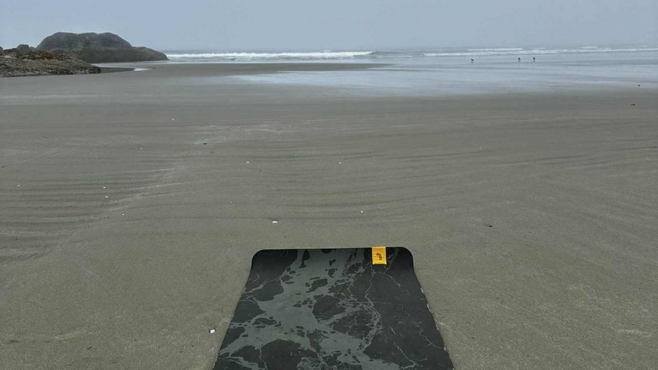 Un tapis, l’océan, et le souffle qui s’accorde au rythme des vagues.