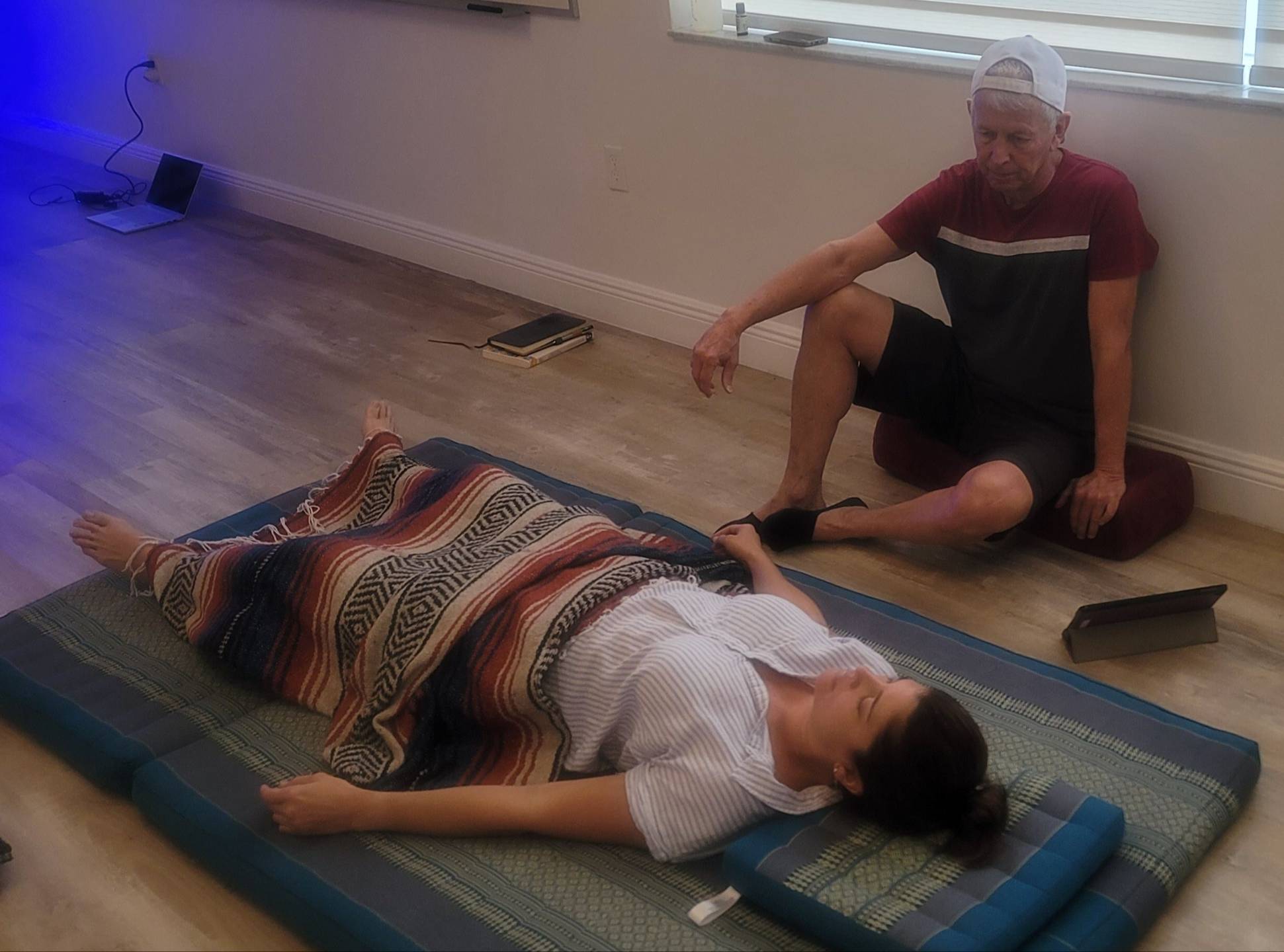 Roberto Suárez leading a breathwork session