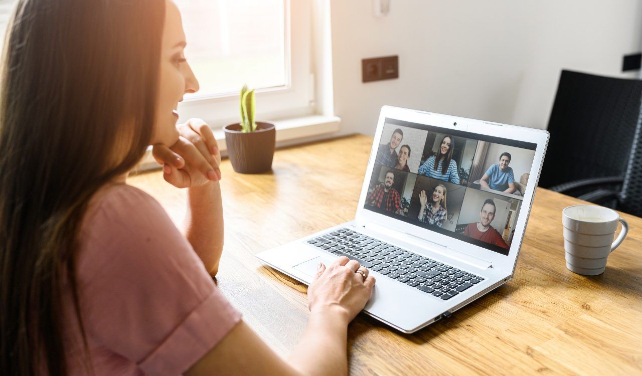 Woman on a video call with a group representing the four NLP-certified coaching weeks included in Found(N)ation Unlocking YOU