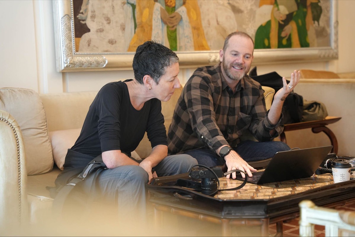 Justin Mott reviewing photographs with a workshop participant