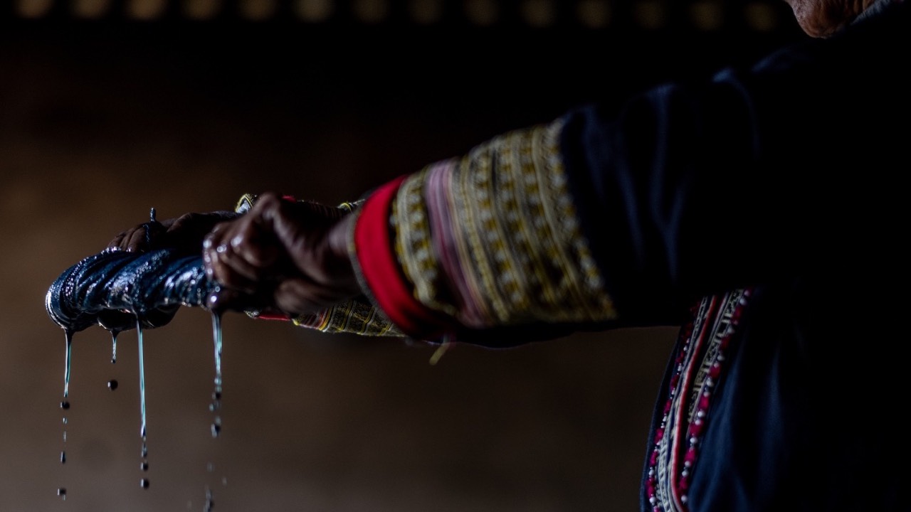 A photograph of indigo dyers in the northern mountains of Vietnam by photographer Justin Mott