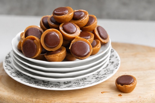 Toffifee-style caramel cups