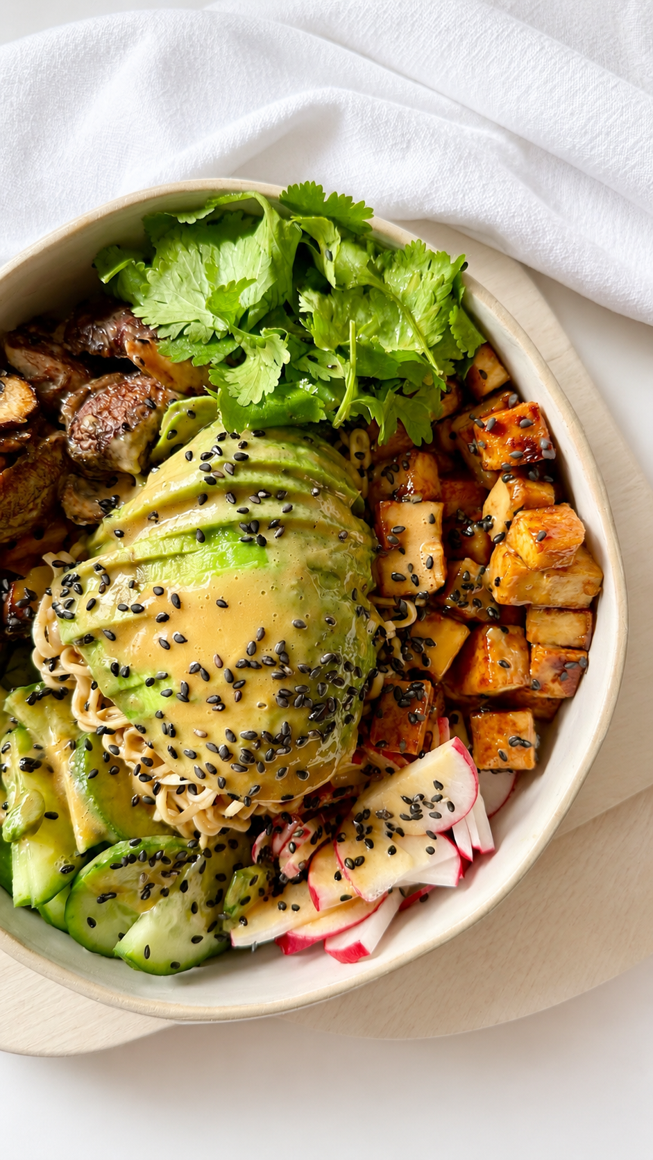 A vegan bowl with avocado, tofu and vegetables