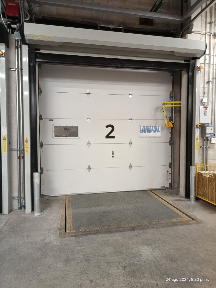 Puerta seccional de andén de carga instalada
