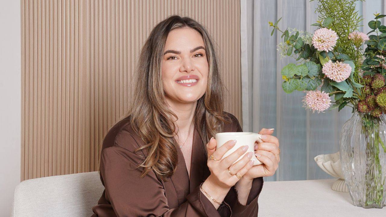 Amanda Louise fra Slut Fred Med Mad sidder med en kop kaffe og svarer på, om du skal stramme op efter sommerferien