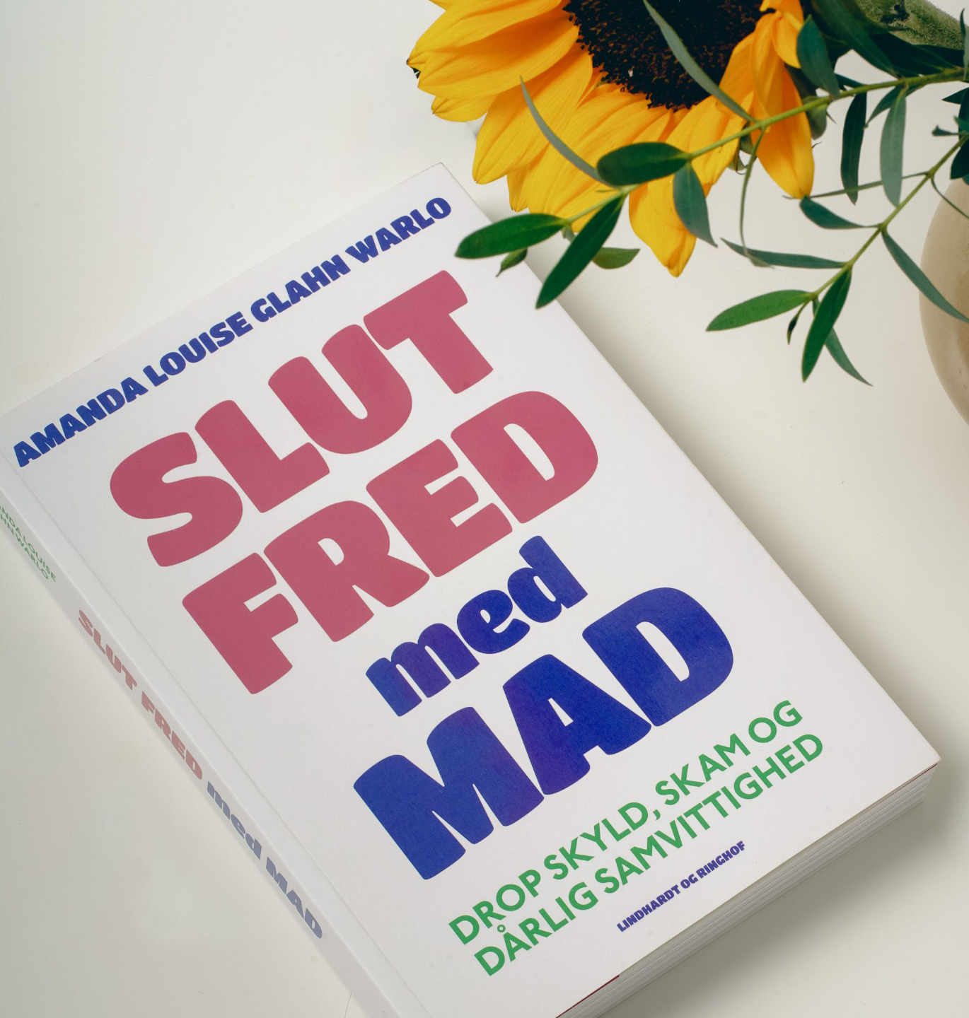 Slut Fred Med Mad. Udgivet på Lindhardt og Ringhof, 2025. Tilgængelig hos alle danske boghandlere og biblioteker