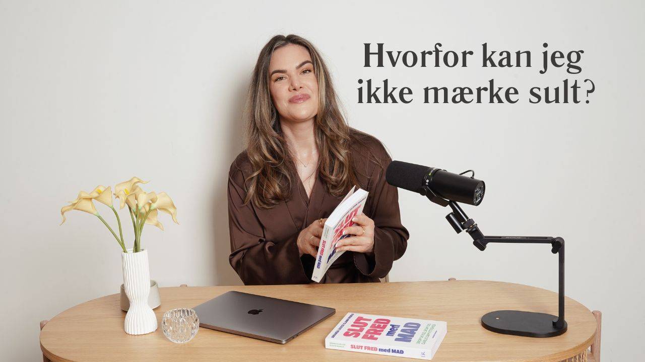 Amanda Louise ved sit skrivebord med bogen Slut Fred Med Mad. Titel: Hvorfor kan jeg ikke mærke sult?