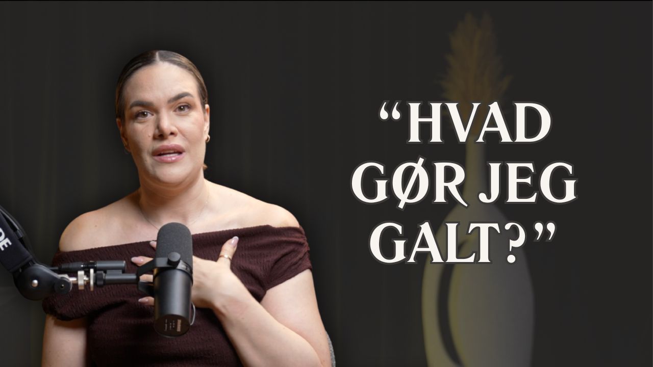 Amanda Louise ved podcastmikrofonen med teksten "Hvad gør jeg galt?", fra episode 5 om følelsesspisning og overspisning om aftenen